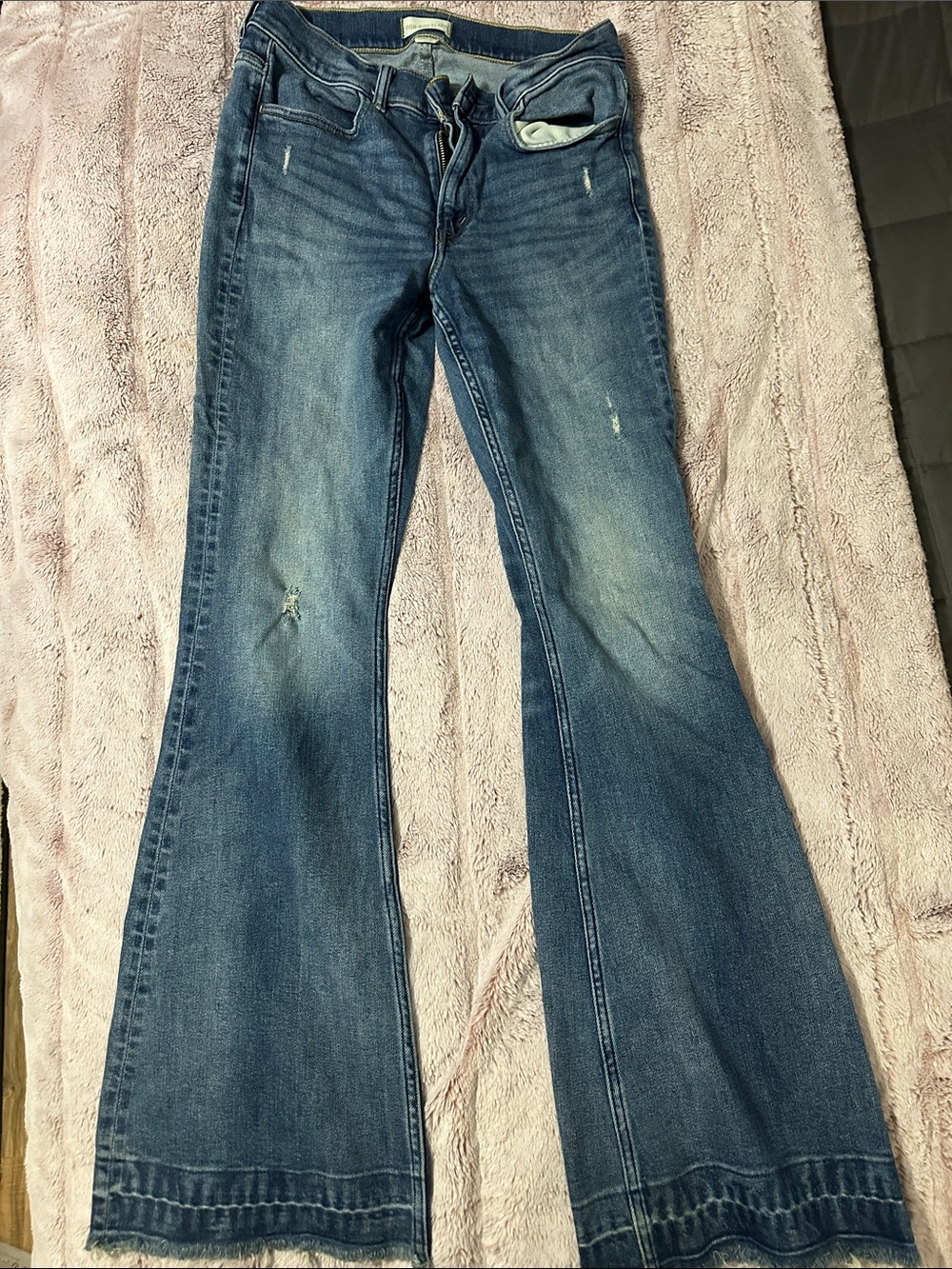 American Eagle Women's Flared Distressed Jeans
Size 6